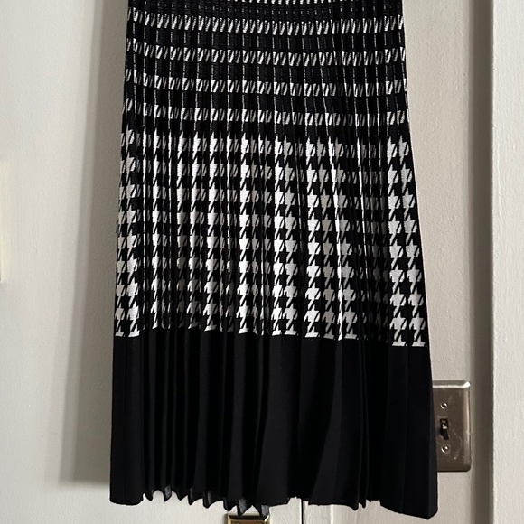 Banana Republic black and white plisse houndstooth midi skirt Sz M - Picture 3 of 5